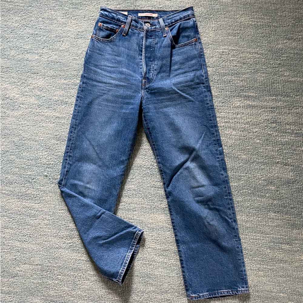 Levi’s Ribcage Straight ankle jeans.